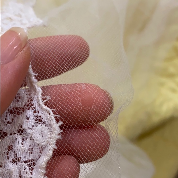 Ivory Lace Edge Veil - Picture 7 of 8
